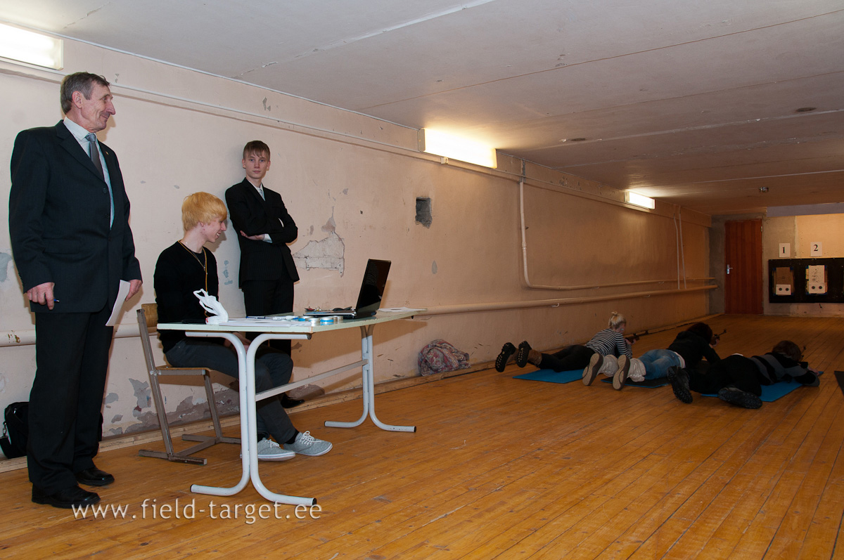 Esimese harjutusena lasksid õpilased 3+10 lasku õhupüssist lamades ja käelt